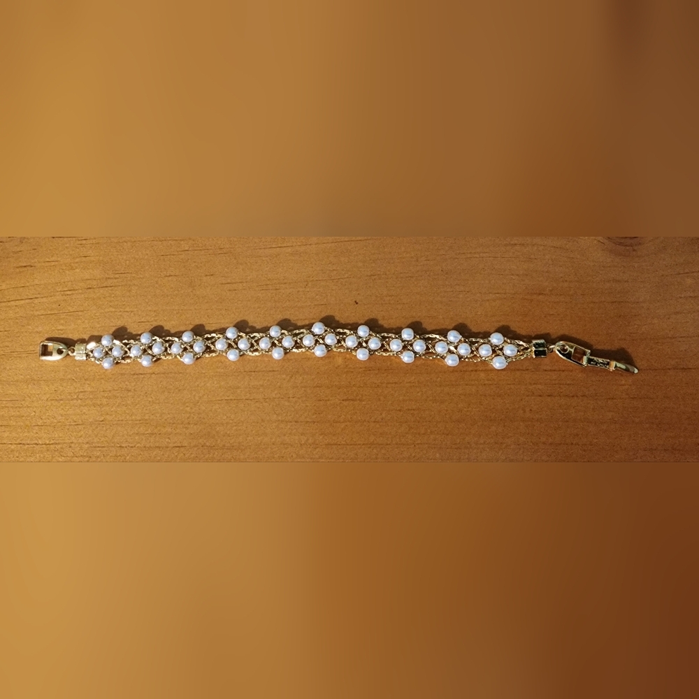 Elegant Gold and Pearl Jewelry Set - Picture 6 of 10
